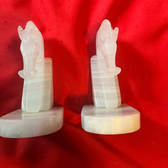 Sublimely matched onyx bookends feature Roman or Trojan Horses in cool shades - Picture 2 of 6